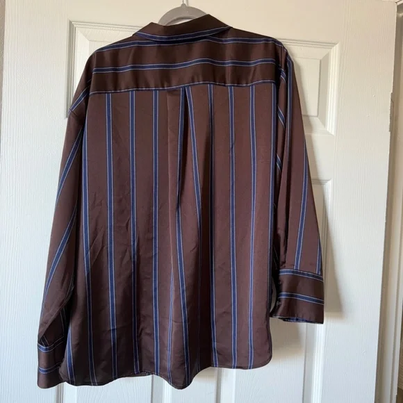 Button down - Picture 3 of 3